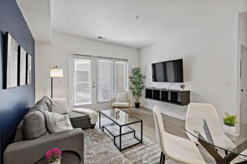 Cherry Apartment | LUXE 1BD - 5 Min DT, Gym, Parking, W-D - Sleeps 6