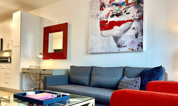 North Hyde Park Apartment | Luxe 1BR,FreePark,Pool, Spacious & bright, 1 Bedroom, King Bed, City Views, Resort Amenities