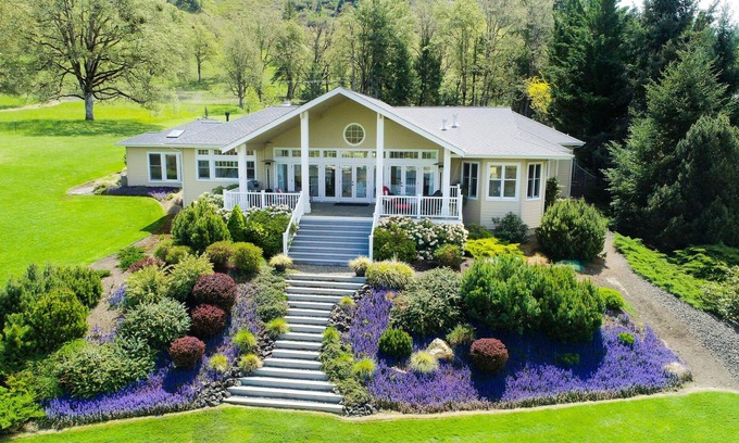 Roseburg House | Luxe 2.64-Acre Estate | Huge Riverfront Deck | Chef’s Kitchen & Home Office