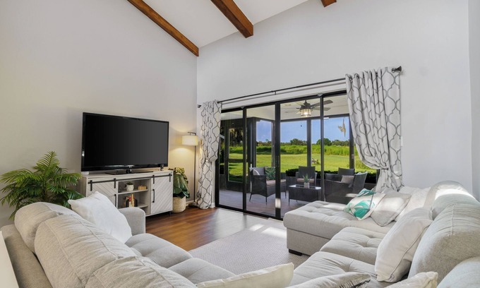 Nichols Condo | Luxe 2-Bed Condo Near Orlando & Tampa – King Beds, Smart TVs, Serene Terrace, +