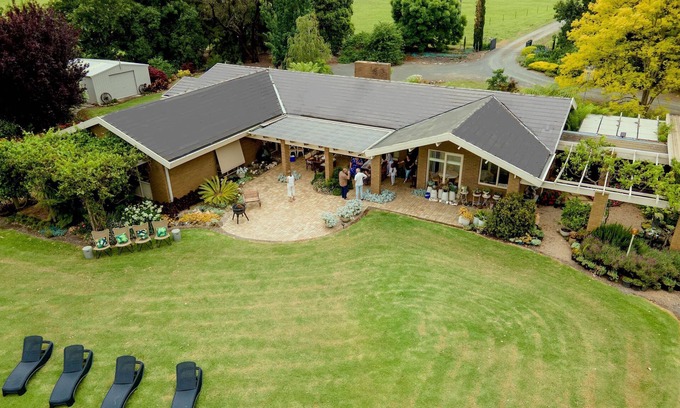 Orbost House | Luxe 2 Bedrooms Spacious Private Home Serenity & Views + Breakfast Hamper