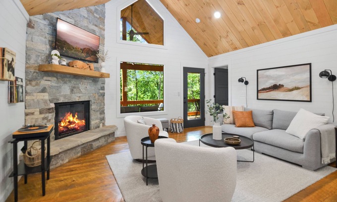 Cherry Log Cabin | Luxe 2 King Suites Hot Tub/Fire Pit Private Culdesac, Blue Ridge & Ellijay