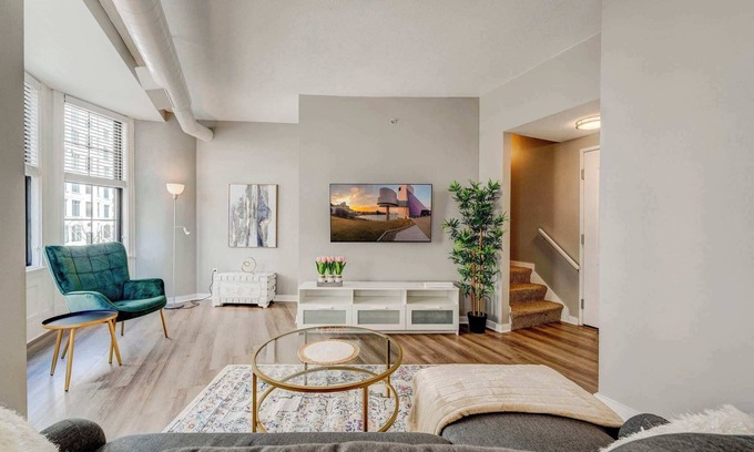 Gateway District Apartment | Luxe 2B in Playhouse Square Pool & Spa Gym