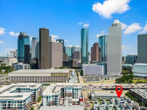 Montrose House | Luxe 3 Story Townhome with Downtown View Near NRG Stadium Centrally Located Walkable To Popular Restaurants sleeps 8