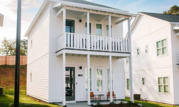 Athens House | Luxe 3BR DAWGout by MHM Luxury Properties