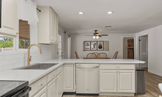 Sierra Vista House | ☀️LUXE 4BR/2BTH Mountain View vacation Pool & Grill Central LOC Private