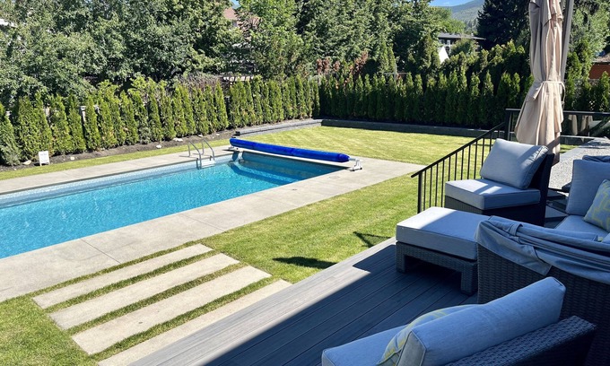 Crawford House | LUXE 5 Bedroom Kelowna Home with Pool