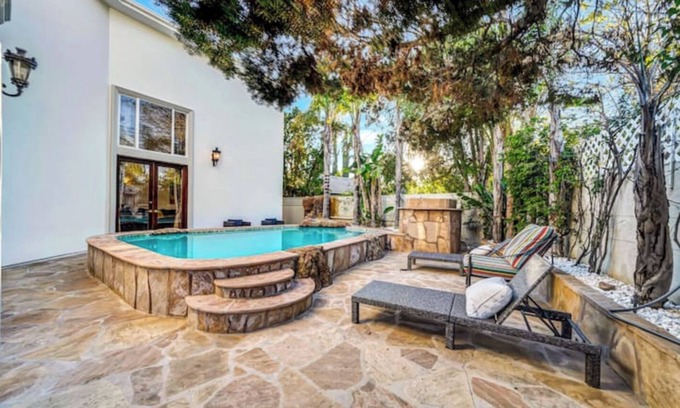 Encino House | Luxe 5BR Villa w/Pool+Games Room-Amazing Location!