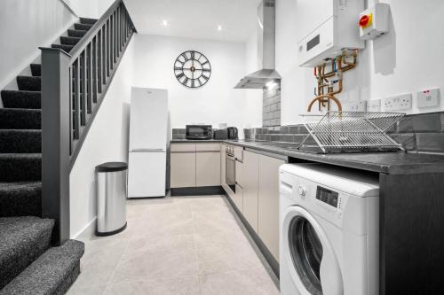 Cradley Apartment | Luxe Apartment - Rowley Regis - Parking - Top Rated - Netflix - Wifi - 49BG