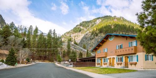 Downtown Leavenworth Apartment | Luxe Bavarian Retreat - in Town with Hot Tub