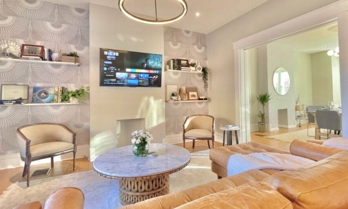 South Hills House | Luxe Beechview Manor | Sleeps 14 | Central