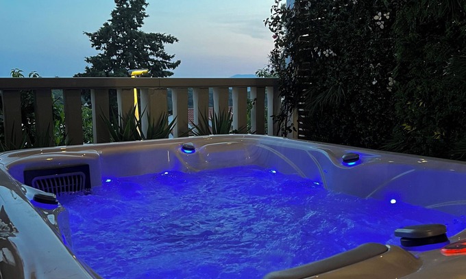 Krizna luka Bed & Breakfast | Luxe BnB with Private Jacuzzi + Breakfast included