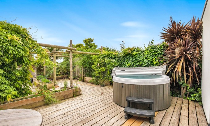 Worthing House | Luxe Bungalow w/Hot tub, Games