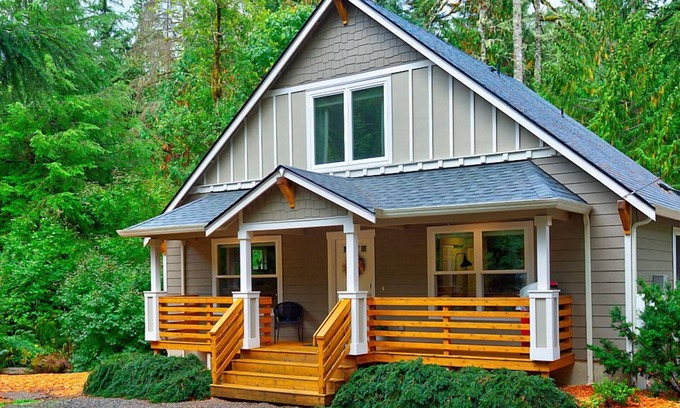 Warnick Cabin | Luxe Cabin *Hot Tub*Fire Pit*Fenced*Generator