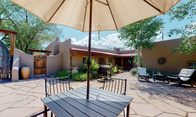 Taos House | Luxe Casita - Fireplace, Full Kitchen & Steam Shower - Walk to Eateries, Dogs OK