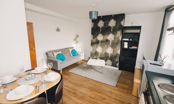 Luton Apartment | Luxe Central King-Size Apt w/Wi-Fi & Free Parking