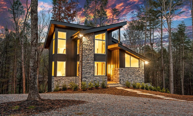 Raccoon Ridge Ski Chalet | LUXE Chalet! Hottub, Sauna, Arcade, 8 Beds-3 Kings, Creek, 10min Downtown & Lake