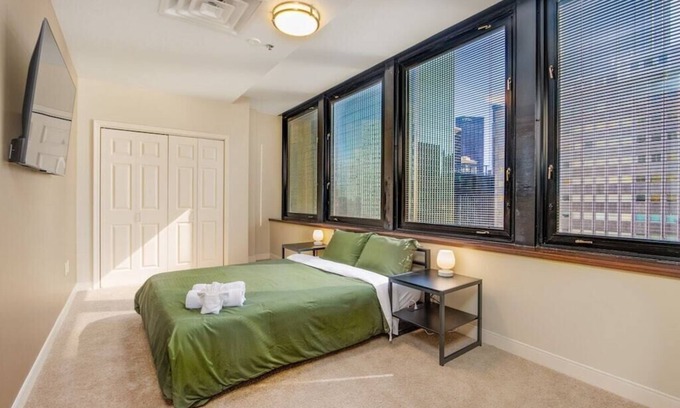 Downtown Pittsburgh Apartment | Luxe City Views | 8th Floor | 24/7 Valet Gym Terrace Roku