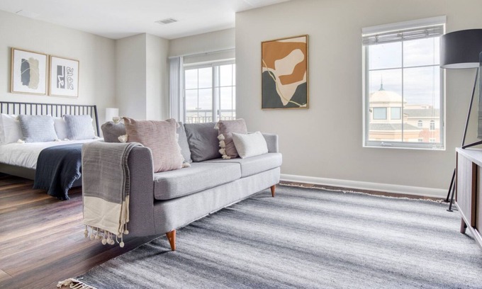 Clarendon Apartment | Luxe Clarendon Studio w/ Pool & Gym, steps to Metro & TJ, by Blueground