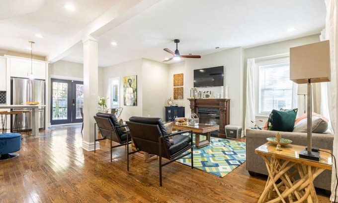 South Hyde Park House | Luxe Comfort: 4BR 3BA Gem near Plaza & Art Museum