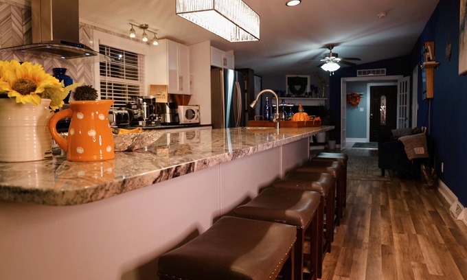 East Stroudsburg House | Luxe Entertainers Retreat: Mins to Ski HotTub/Games/Firepit/Sauna & Cinema!