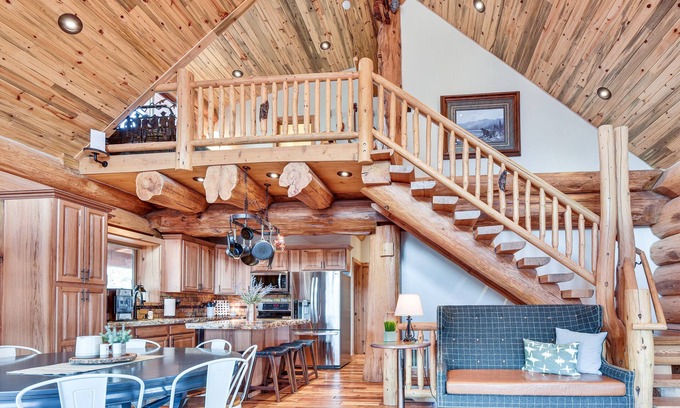 Hanna Cabin | Luxe Family Cabin w/ Deck: Walk to Duchesne River!