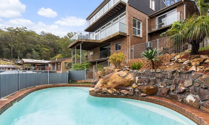 Tascott House | Luxe Family Retreat - Large Pool and Sea Views