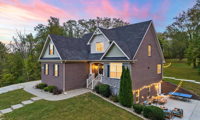 Waddy House | ✨Luxe Farmhouse✨Bourbon Trail✨ 4 king Beds ✨Hot Tub Games Trails sleeps 16