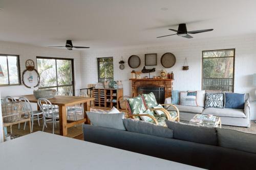Kidaman Creek House | Luxe Farmstay, Main House and Brand New Tiny Home, Animals and Views!