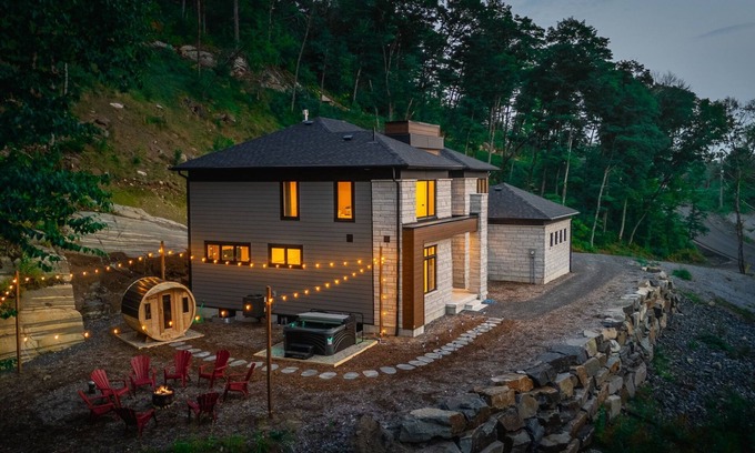 Dwight House | Luxe Forest Retreat| HotTub| Sauna| PoolTable|View