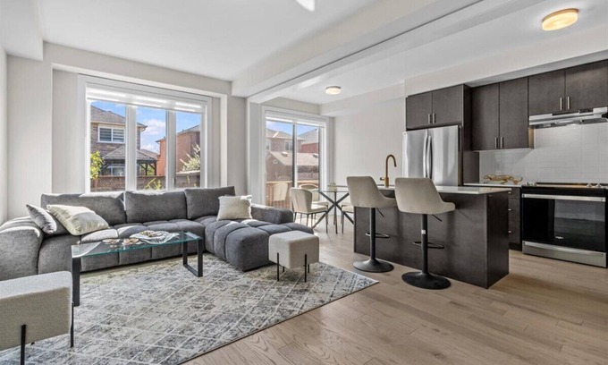 West Oak Trails House | Luxe furnished home in Oakville