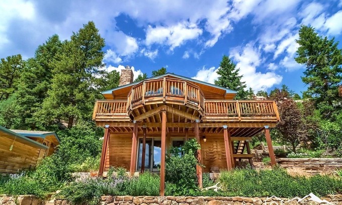 Perry Park House | Luxe Getaway | Fireplace | Deck | Mtn Views | Wifi