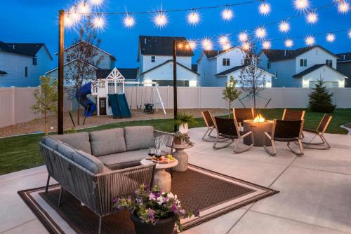 Meridian House | Luxe Group Stay Hot Tub Game Lounge Fire Pit