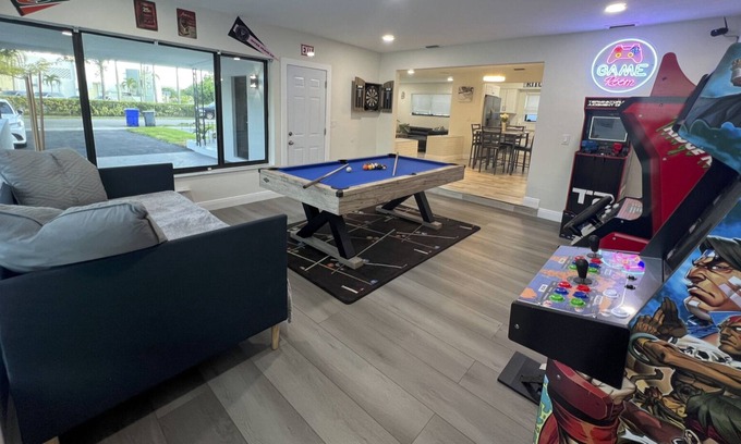 Highland Garden House | Luxe Hollywood Oasis W/HotTub, MiniGolf, Arcade & BBQ Grill - close to the beach