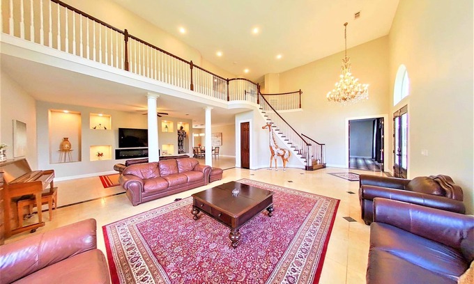 Dickinson Villa | Luxe Home 5 Bedroom Villa