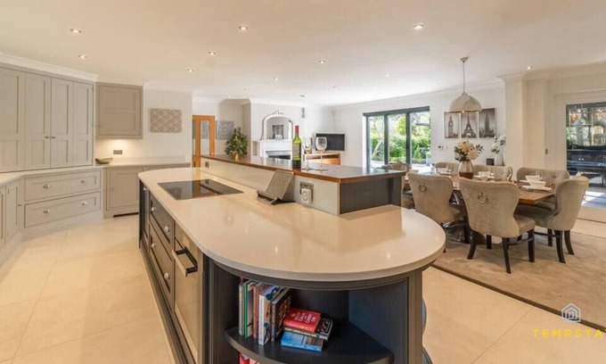 Beaconsfield House | Luxe Home with Hot Tub, Cinema & Gym