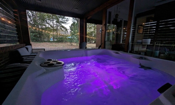 Matthews House | *LUXE*HOTTUB*FIREPIT*SUPERHOST*Walk2DTMatthews*EV*