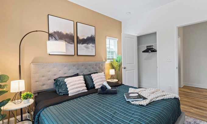 Paw Creek House | Luxe King 3BR Townhouse Mins to Uptown Charlotte NC!
