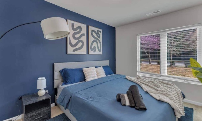 Southwest Raleigh House | Luxe King 3BR Townhouse Mins Downtown!