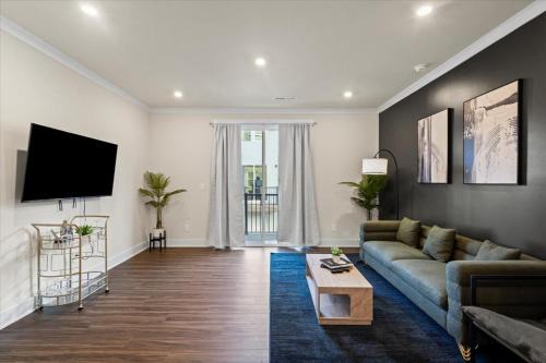 Charlotte House | Luxe King 4BR Townhouse with Rooftop in Uptown CLT