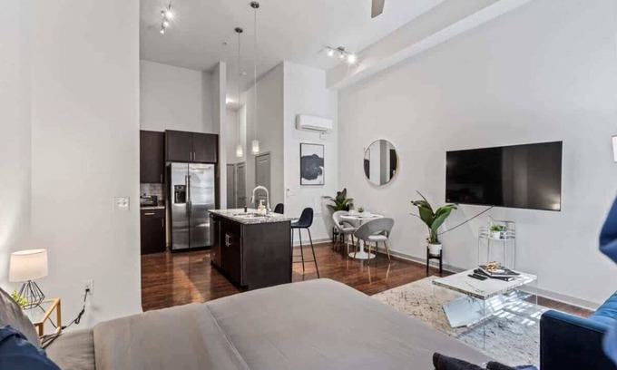Cherry Apartment | Luxe King Bed Studio—in Midtown!