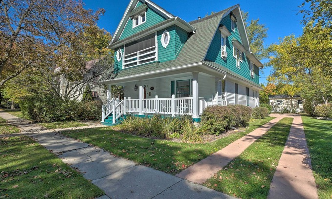 Lake Geneva House | Luxe Lake Geneva Retreat in Downtown!