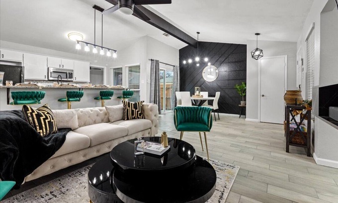 West Arlington House | Luxe Landing in Arlington, TX