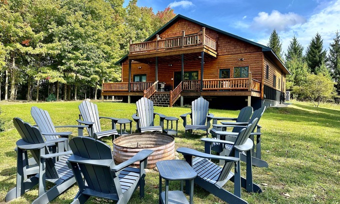 Central Lake House | Luxe Log Cabin 3bd/4ba - Torch Lake Views, Private Trails & Premier Golf Nearby
