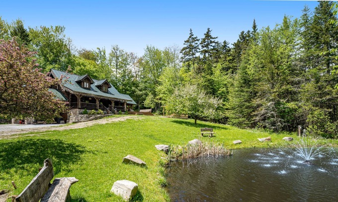 Stratton and Bromley Ski Areas House | Luxe log home with private hot tub, pool table & outdoor kitchen - dog-friendly