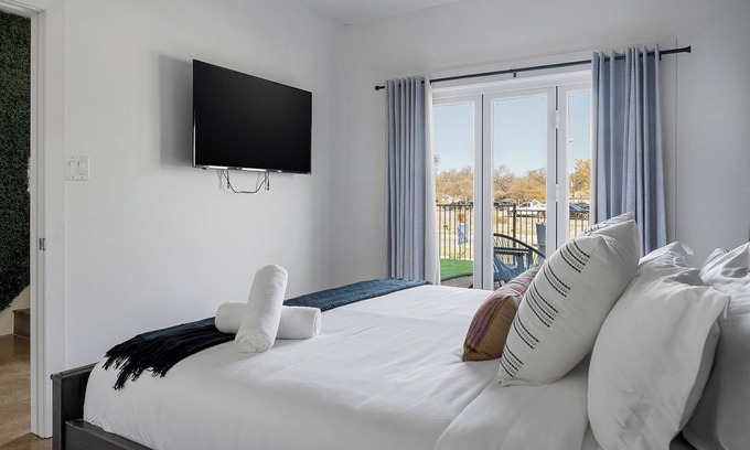 Central Arlington House | Luxe & Lonestar Suite
