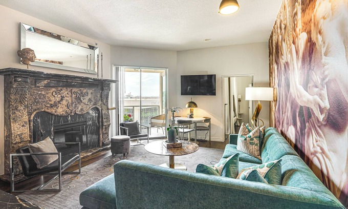Waterfront Condo | Luxe Long Beach Condo w/Pool: 1 Mi to Shoreline!