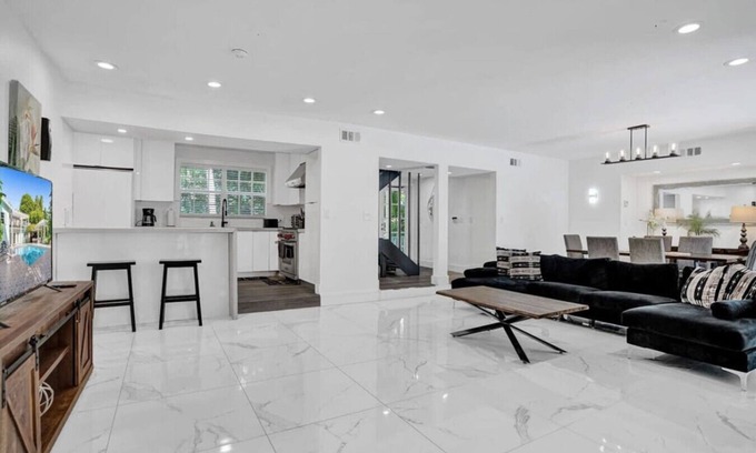 South Lake Apartment | Luxe Mansion/10min Walk Beach/Gameroom/Heated pool