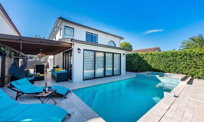 Country Walk House | Luxe Miami Home - Pool - 4bd - 8 guest