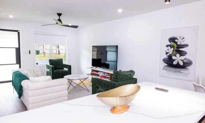 Windsor Park House | Luxe & Modern Retreat with Private Backyard Oasis